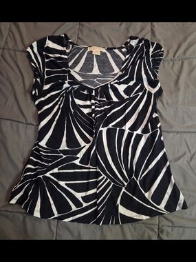 MICHAEL Michael Kors Black and White Graphic Short-Sleeve Top